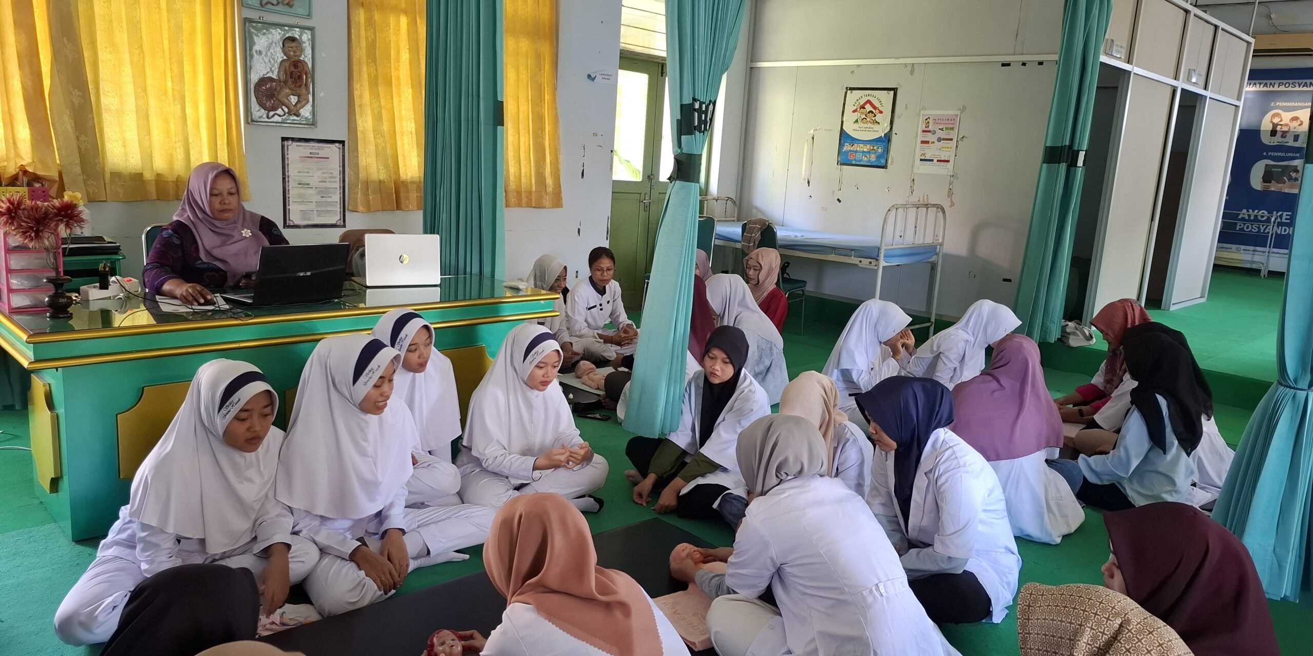 Kegiatan Laboratorium Mentoring Kakak Tingkat dalam Praktek Baby SPA di STIKES Ganesha Husada: Wadah Belajar Praktis bagi Mahasiswa